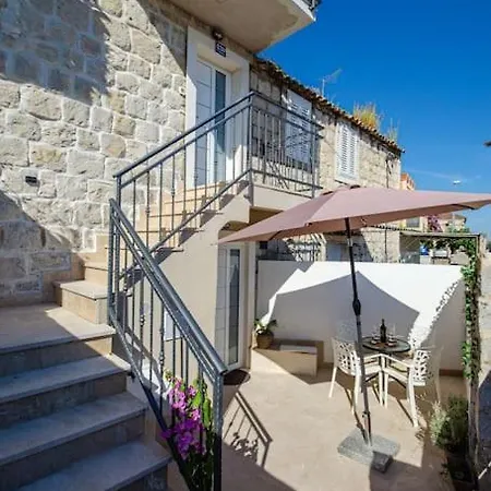 Cozy Stone House Close To The Kastela